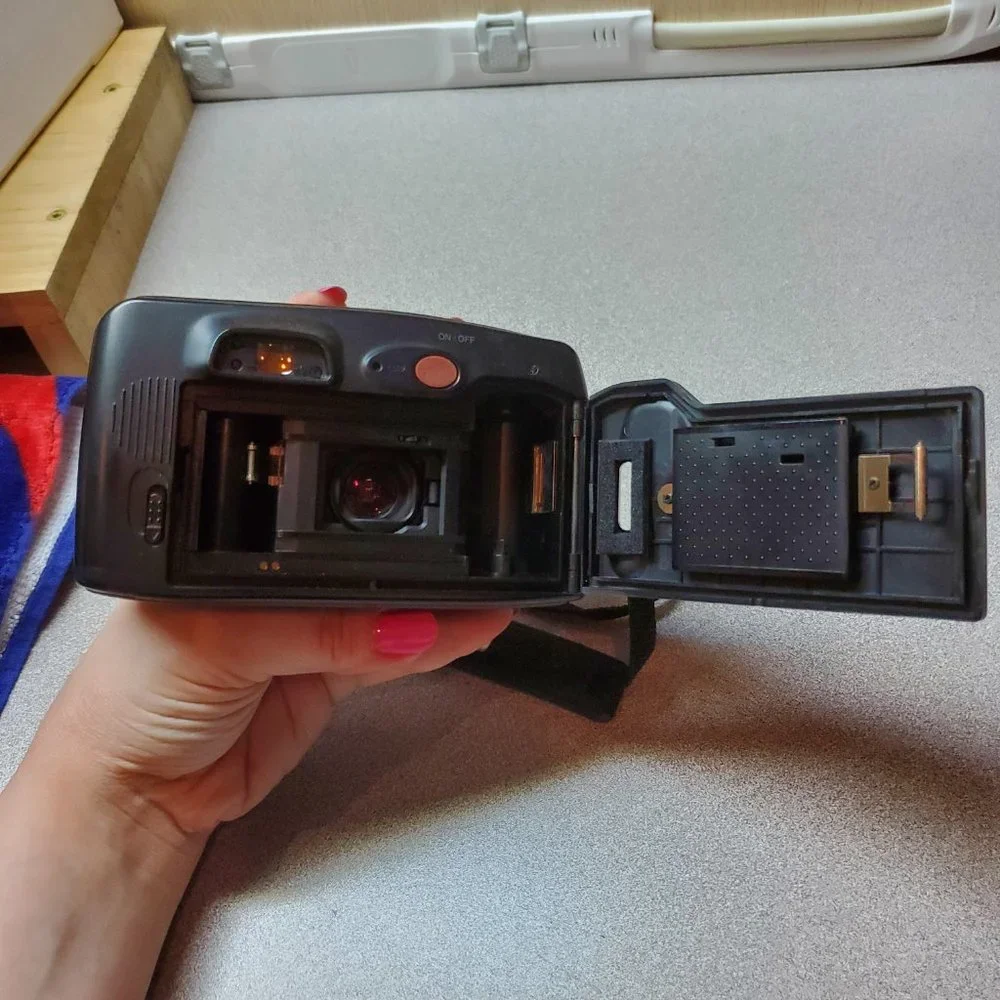 Samsung Maxima Zoom 80i Point & Shoot 35mm Film Camera (Case & Manual Included)